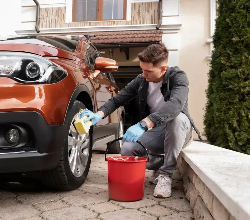 Lavage auto à domicile Lampaul-Ploudalmézeau : professionnel intervenant sur un véhicule